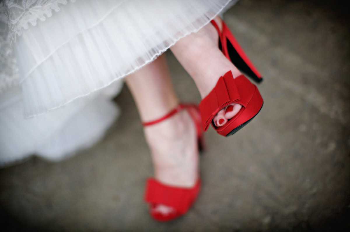 Свадьба в красно-зеленом цвете - обувь